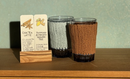 Handgestrickte Glasmäntel – Stilvoller Schutz für wärmende Getränke